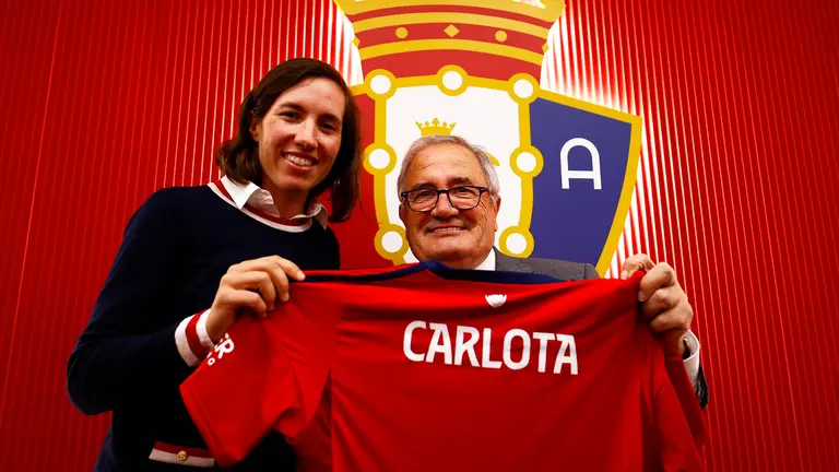 Carlota Ciganda y el presidente Luis Sabalza sostienen una camiseta del club rojillo. CA. Osasuna
