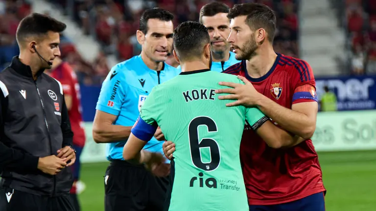 Juan Martínez Munuera (árbitro del partido), Jorge Resurrección Merodio (6. Atletico de Madrid) y David García (5. CA Osasuna) durante el partido entre CA Osasuna y Atlético de Madrid en Pamplona. IÑIGO ALZUGARAY