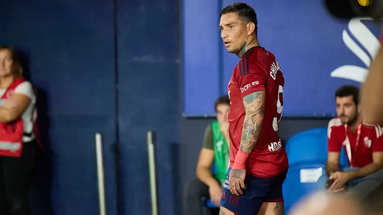 Chimy Avila (9. CA Osasuna) durante el partido de La Liga EA Sports entre CA Osasuna y Atlético de Madrid disputado en el estadio de El Sadar en Pamplona. IÑIGO ALZUGARAY