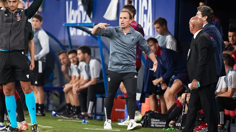Jagoba Arrasate en el banquillo de Osasuna ante el Atlético de Madrid. Ricardo Larreina / Afp7 / Europa Press.