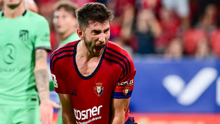 El defensa de Osasuna David García se agarra la camiseta con un gesto de rabia. EFE/Inaki Porto