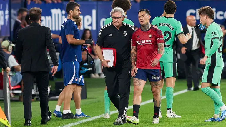 El delantero de Osasuna Chimy Ávila (3-d) abandona el terreno juego tras recibir la tarjeta roja, durante el partido de la séptima jornada de Liga en Primera División que CA Osasuna y Atlético de Madrid han disputado este jueves en el estadio de El Sadar, en Pamplona. EFE/Iñaki Porto