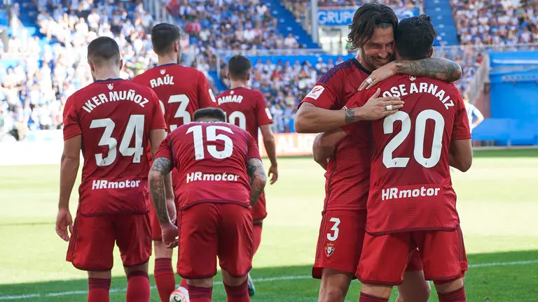 El delantero del Osasuna José Arnaiz (d) celebra el primer gol de su equipo ante el Alavés en el estadio de Mendizorroza de Vitoria. EFE/ ADRIÁN RUIZ HIERRO