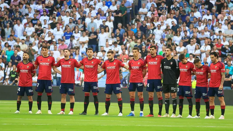 El once inicial de Osasuna durante el minuto de silencio por el deceso de un miembro de la Junta directiva del Real Madrid, instantes antes de comenzar el partido de Liga EA Sports que el Real Madrid y el Osasuna disputan este sábado en el estadio Santiago Bernabéu de Madrid. EFE/ Zipi Aragon