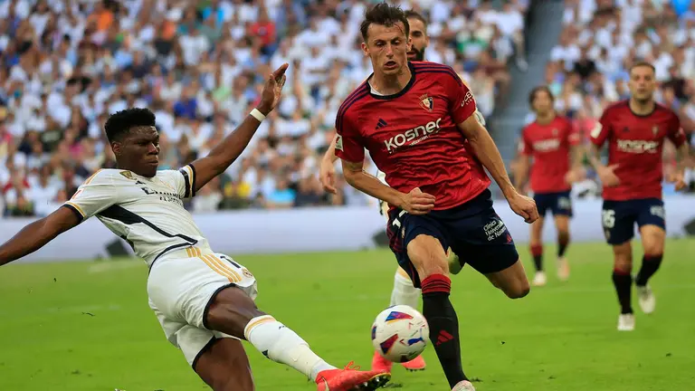 El defensa del Real Madrid Aurelien Tchouameni (i) y el delantero croata de Osasuna Budimir durante el partido de Liga EA Sports que el Real Madrid y el Osasuna disputan este sábado en el estadio Santiago Bernabéu de Madrid. EFE/ZIpi