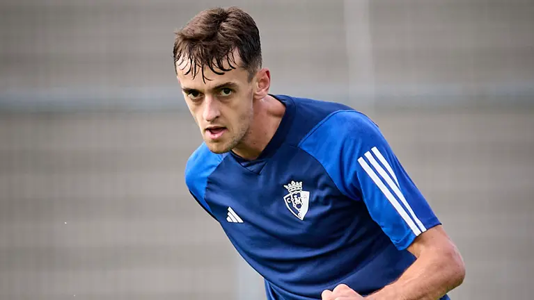 Aimar Oroz se ejercita junto con el resto del primer equipo del C.A. Osasuna en las instalaciones de Tajonar antes del enfrentamiento de este próximo viernes ante el Granada. EFE/ J.p. Urdiroz