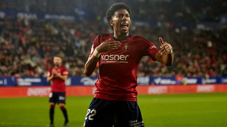 Johan Mojica (22. CA Osasuna) durante el partido de La Liga EA Sports entre CA Osasuna y UD Las Palmas disputado en el estadio de El Sadar en Pamplona. IÑIGO ALZUGARAY