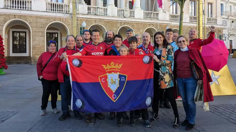 La afición de Osasuna muestra la bandera del club navarro en Cádiz. @BetiGorri