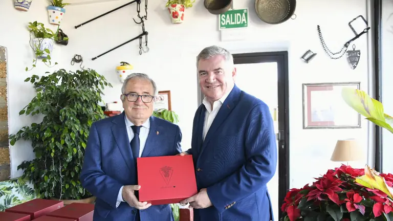 El presidente de Osasuna, Luis Sabalza, recibe un obsequio de la directiva del equipo andaluz. @Cadiz_CF