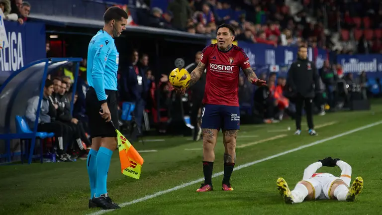 Chimy Avila (9. CA Osasuna) durante el partido de La Liga EA Sports entre CA Osasuna y Rayo Vallecano disputado en el estadio de El Sadar en Pamplona. IÑIGO ALZUGARAY