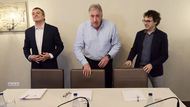 Los portavoces de los grupos municipales, Joseba Asiron (EH Bildu), Mikel Armendáriz (Geroa Bai) y Txema Mauleón (Contigo-Zurekin) han firmado esta este miércoles el programa de gobierno para el Ayuntamiento de Pamplona, que hará alcalde a Joseba Asiron tras la moción de censura contra Cristina Ibarrola /UPN) del próximo 28 de diciembre. IÑIGO ALZUGARAY