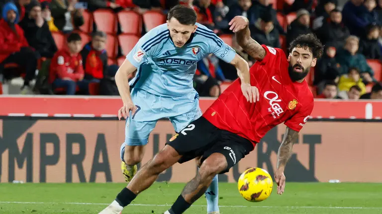 El centrocampista portugués del Mallorca Samú Costa (d) disputa el balón frente a Ante Budimir, delantero croata del Osasuna, durante el encuentro de la jornada 18 de LaLiga entre el Mallorca y Osasuna, en el Estadio de Son Moix, en Mallorca. EFE/ Cati Cladera