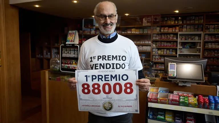 Santiago Gómez ha vendido tres décimos del 88.008 El Gordo de la Lotería de Navidad en un estanco de la calle Magdalena en el barrio de la Txantrea de Pamplona y ha repartido un en total de 1,2 millones de euros. IÑIGO ALZUGARAY