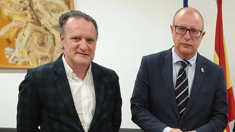 Tomás Rodríguez (izquierda) junto al consejero de Educación, Carlos Gimeno, en una imagen de archivo. GOBIERNO DE NAVARRA