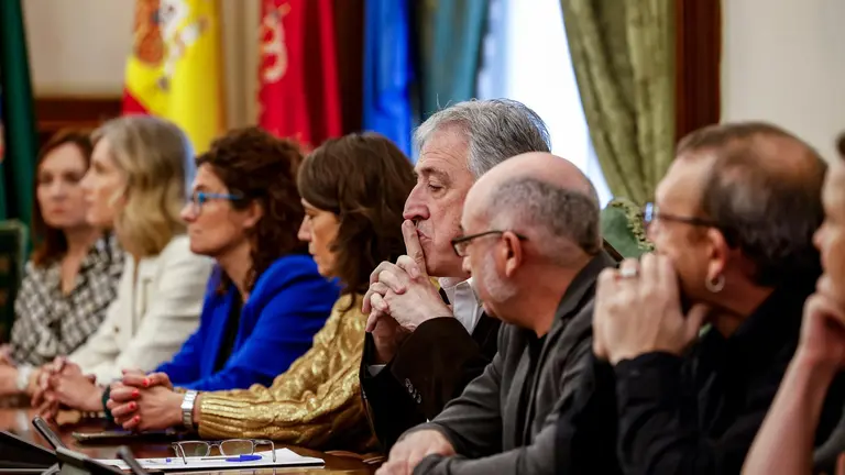 El candidato de EH Bildu a la alcaldía de Pamplona, Joseba Asiron (c) asiste a un pleno extraordinario convocado antes de la moción de censura en el Ayuntamiento de Pamplona, este jueves. La primera moción de censura de la historia democrática del Ayuntamiento de Pamplona despojará de la alcaldía a UPN y dará paso a un gobierno local liderado por EH Bildu con el apoyo de PSN, Geroa Bai y Contigo-Zurekin. EFE/Villar López