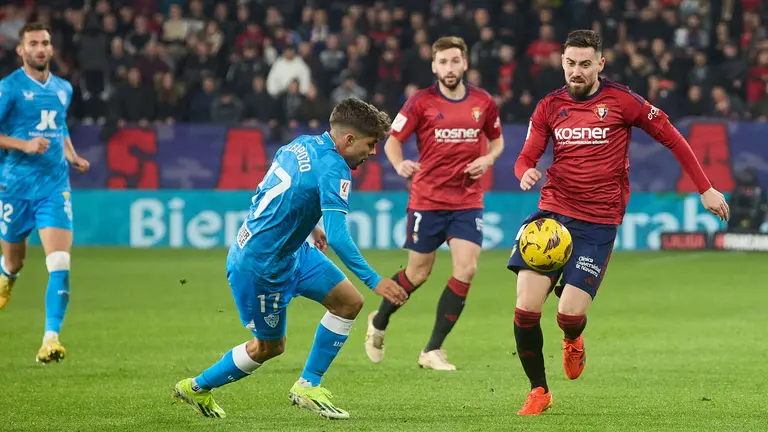 Álex Pozo, Jon Moncayola y Moi Gómez durante el partido de La Liga EA Sports entre CA Osasuna y UD Almería. IÑIGO ALZUGARAY