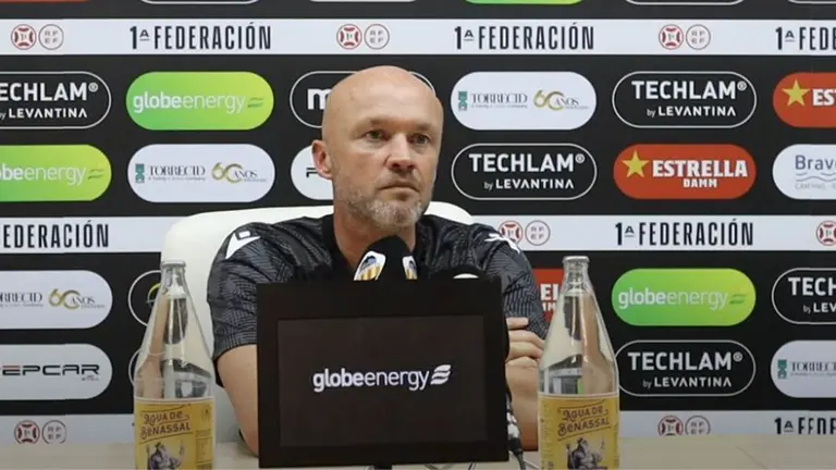 Rueda de prensa de Dick Schreuder, entrenador del CD Castellón. Youtube.