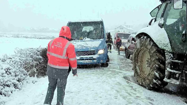 El autobús ha necesitado ser remolcado tras patinar en la nieve. POLICÍA FORAL