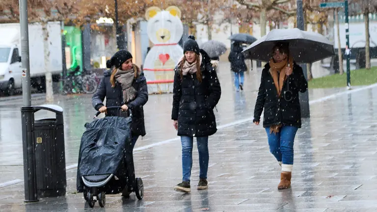 Una DANA y una borrasca se juntan en Navarra, y dejan en el centro de Pamplona los primeros copos de nieve de 2024 en una mañana con un tiempo frío y desapacible. IÑIGO ALZUGARAY