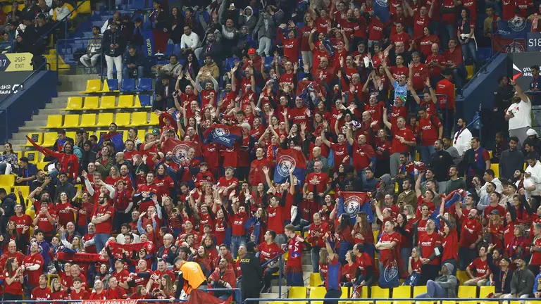 Los navarros desplazados a Riad en la grada del estadio Al-Awwal Park en la Supercopa de España. CA Osasuna.