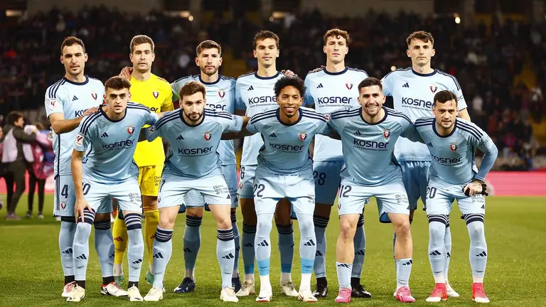 El once titular del equipo rojillo ante el Barcelona en el estadio de Montjuic. CA Osasuna