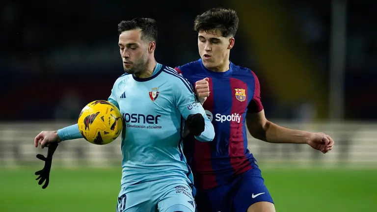 El defensa del Barcelona Pau Cubarsí (d) disputa el balón ante José Arnáiz (i), delantero de Osasuna, durante el partido de la jornada 20 de LaLiga EA Sports entre FC Barcelona y CA Osasuna, este miércoles en el Estadi Olímpic Lluís Companys en Barcelona. EFE/ Alejandro Garcia