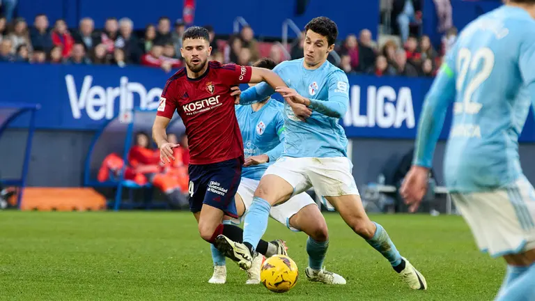 Iker Muñoz durante el partido entre CA Osasuna y RC Celta disputado en el estadio de El Sadar en Pamplona. IÑIGO ALZUGARAY