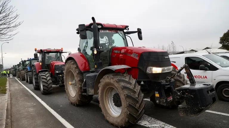 Protesta de agricultores y ganaderos con una tractorada en losa accesos de Pamplona. ÍÑIGO ALZUGARAY