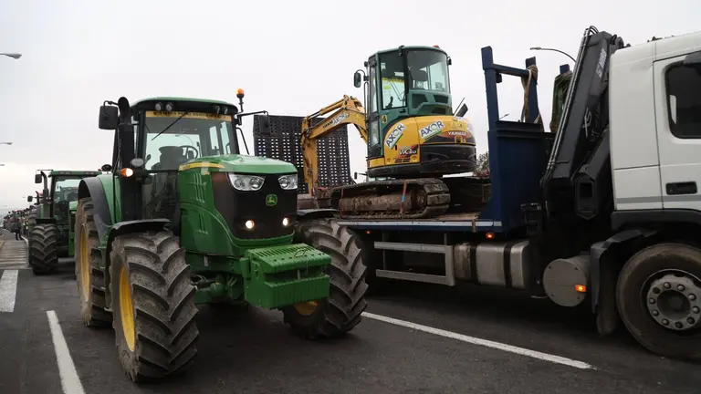 Protesta de agricultores y ganaderos con una tractorada en losa accesos de Pamplona. ÍÑIGO ALZUGARAY