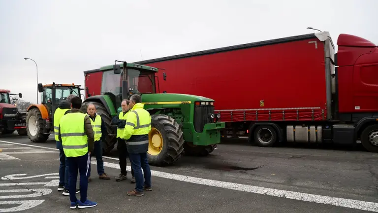 Protesta de agricultores y ganaderos con una tractorada en losa accesos de Pamplona. ÍÑIGO ALZUGARAY