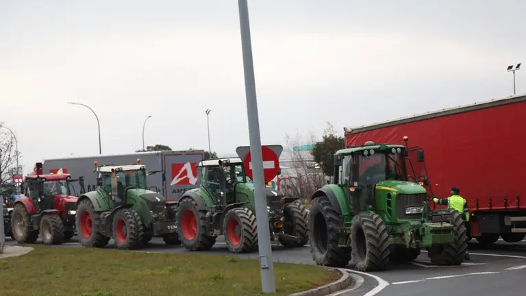 Protesta de agricultores y ganaderos con una tractorada en losa accesos de Pamplona. ÍÑIGO ALZUGARAY
