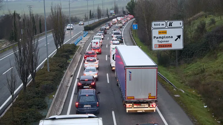 Decenas de tractores se han concentrado desde primera hora de la mañana en varios puntos de acceso a Pamplona para protestar por la situación del sector agrícola y ganadero en Navarra colapsando el tráfico y generando importantes retenciones en los accesos a la ciudad. IÑIGO ALZUGARAY