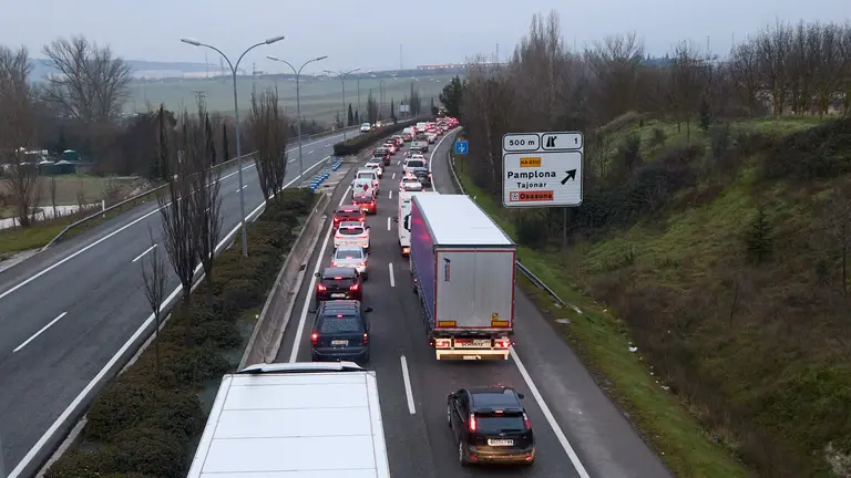 Decenas de tractores se han concentrado desde primera hora de la mañana en varios puntos de acceso a Pamplona para protestar por la situación del sector agrícola y ganadero en Navarra colapsando el tráfico y generando importantes retenciones en los accesos a la ciudad. IÑIGO ALZUGARAY