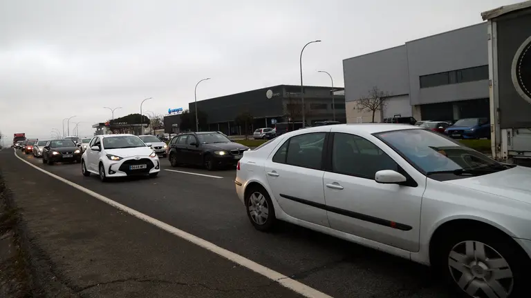 Decenas de tractores se han concentrado desde primera hora de la mañana en varios puntos de acceso a Pamplona para protestar por la situación del sector agrícola y ganadero en Navarra colapsando el tráfico y generando importantes retenciones en los accesos a la ciudad. IÑIGO ALZUGARAY