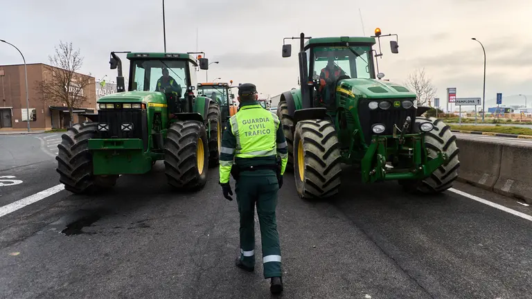 Decenas de tractores se han concentrado desde primera hora de la mañana en varios puntos de acceso a Pamplona para protestar por la situación del sector agrícola y ganadero en Navarra colapsando el tráfico y generando importantes retenciones en los accesos a la ciudad. IÑIGO ALZUGARAY