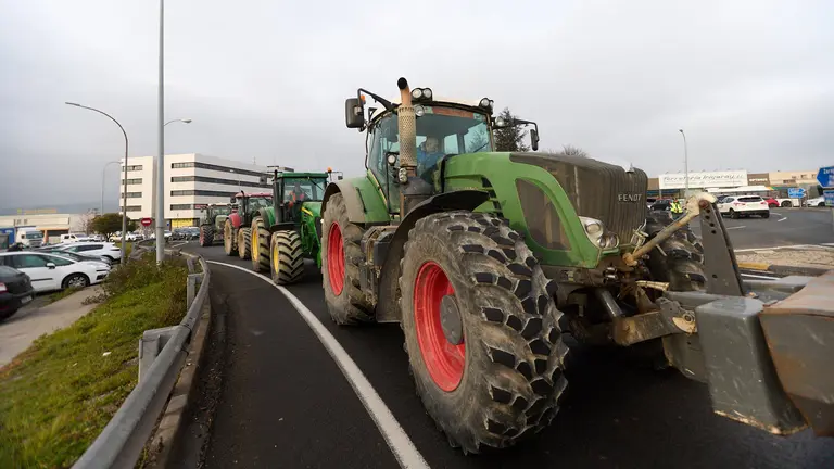 Decenas de tractores se han concentrado desde primera hora en los accesos a las ciudadades. IÑIGO ALZUGARAY