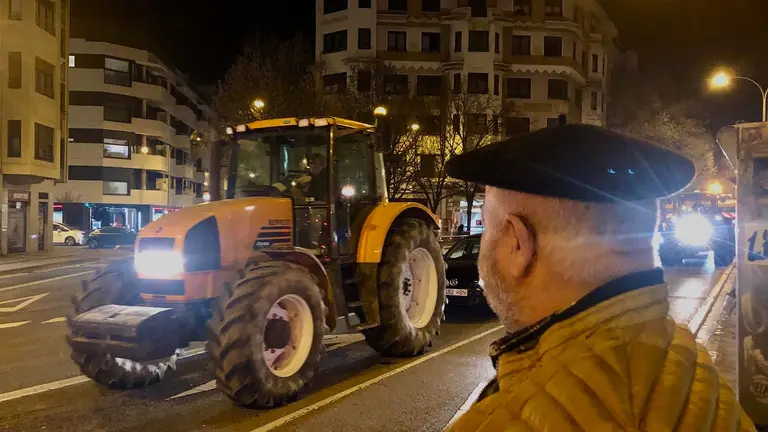 Los agricultores bloquean el centro de Pamplona con decenas de tractores. IÑIGO ALZUGARAY
