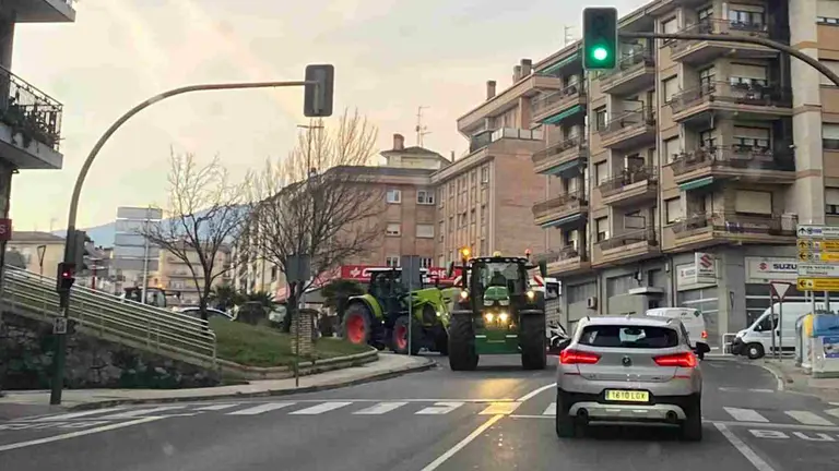 Varios tractores acceden al centro de Estella en la protesta de los agricultores y ganaderos. NAVARRA.COM