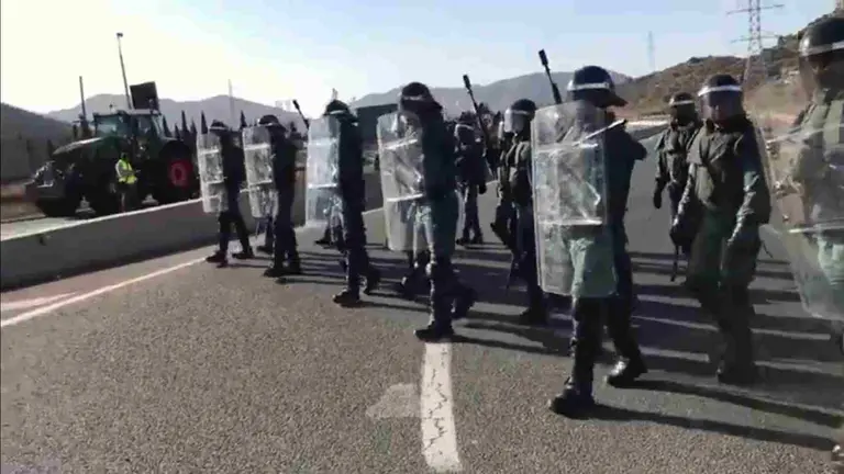 Antidisturbios de la Guardia Civil han obligado a despejar el acceso a la A-68 en Navarra.