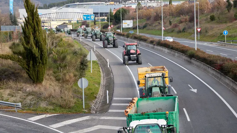 Varias decenas de tractores, de los cientos que participan este jueves en las protestas del sector agrario por todas las carreteras de Navarra, circulan por la PA-30 a la altura de Gorráiz, localidad de residencia de la presidenta del Gobierno de Navarra, María Chivite, en la Comarca de Pamplona tras haber participado en un escrache a primera hora de la mañana. IÑIGO ALZUGARAY