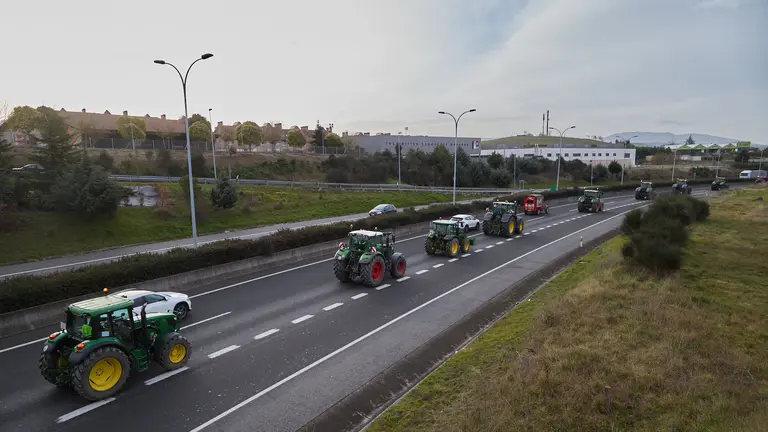 Tractores por la ronda de Pamplona.  IÑIGO ALZUGARAY