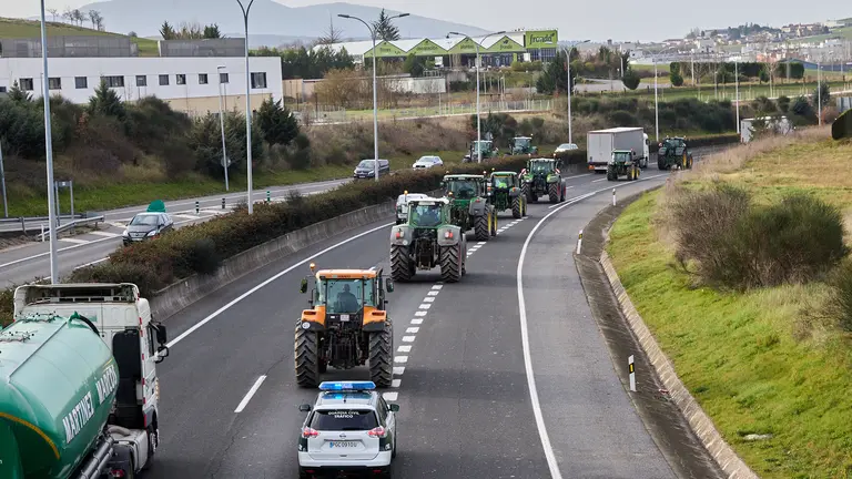 Tractores en la PA-30. IÑIGO ALZUGARAY