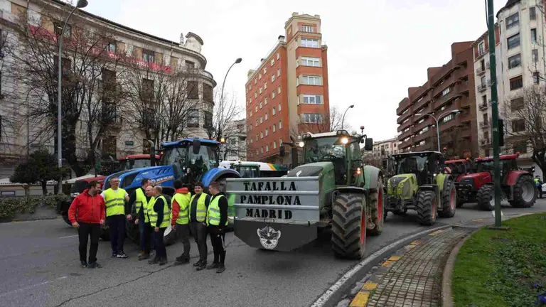 Tractores bloqueando el tráfico en la plaza Príncipe de Viana. ÍÑIGO ALZUGARAY