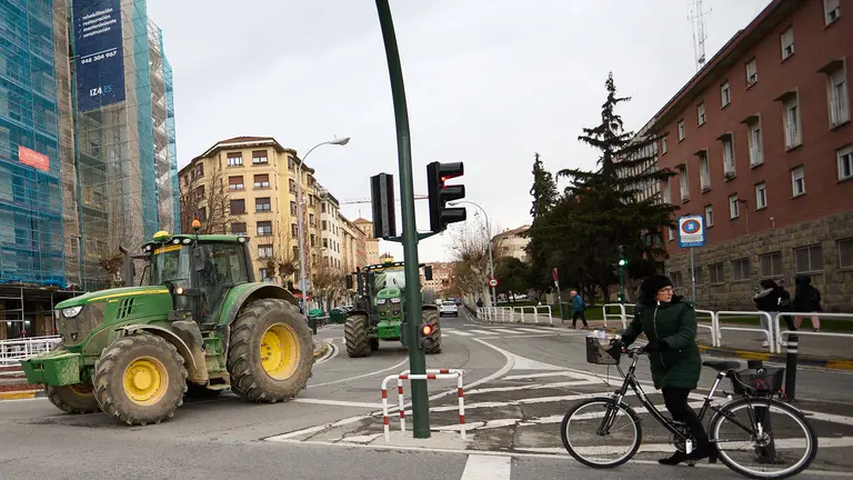 Varias decenas de tractores participan en la protesta. IÑIGO ALZUGARAY