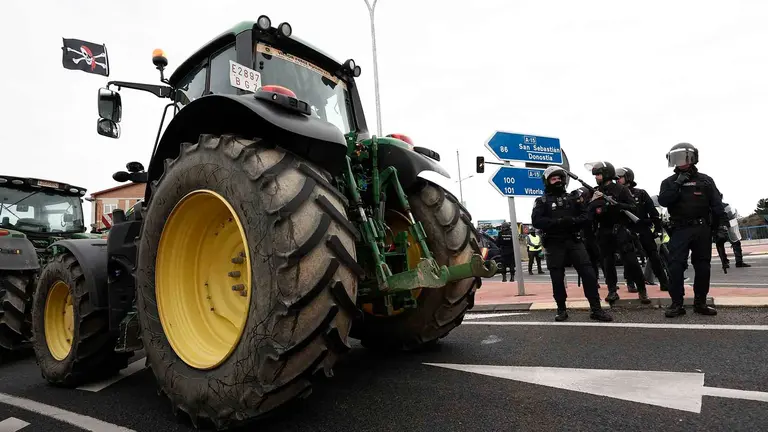 Tractores en uno de los accesos a la A-12. EFE/ Jesús Diges