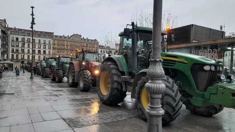 Un grupo de tractores aparca en la plaza del Castillo de Pamplona dentro de sus movilizaciones para exigir mejoras en el sector. EUROPA PRESS