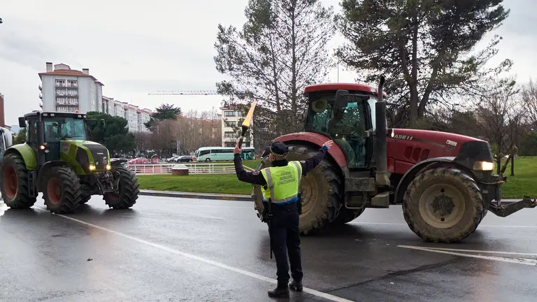 Decenas de tractores, de los cientos que participan este jueves en las protestas del sector agrario por todas las carreteras de Navarra, acceden al centro de Pamplona colapsando el tráfico de la ciudad. IÑIGO ALZUGARAY