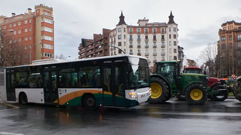 Una villavesa en la Plaza Príncipe de Viana. IÑIGO ALZUGARAY