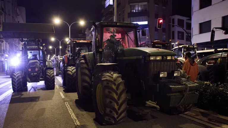 Tractores en Pamplona esta pasada noche. IÑIGO ALZUGARAY