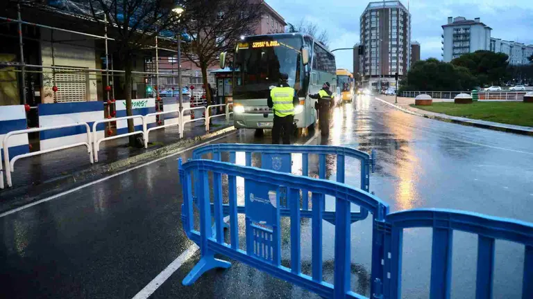Un agente de la Policía Municipal controlando los accesos al centro de Pamplona. ÍÑIGO ALZUGARAY